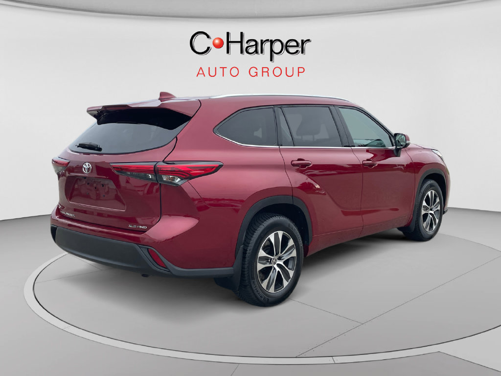 Used 2021 Toyota Highlander XLE AWD/4WD image 3