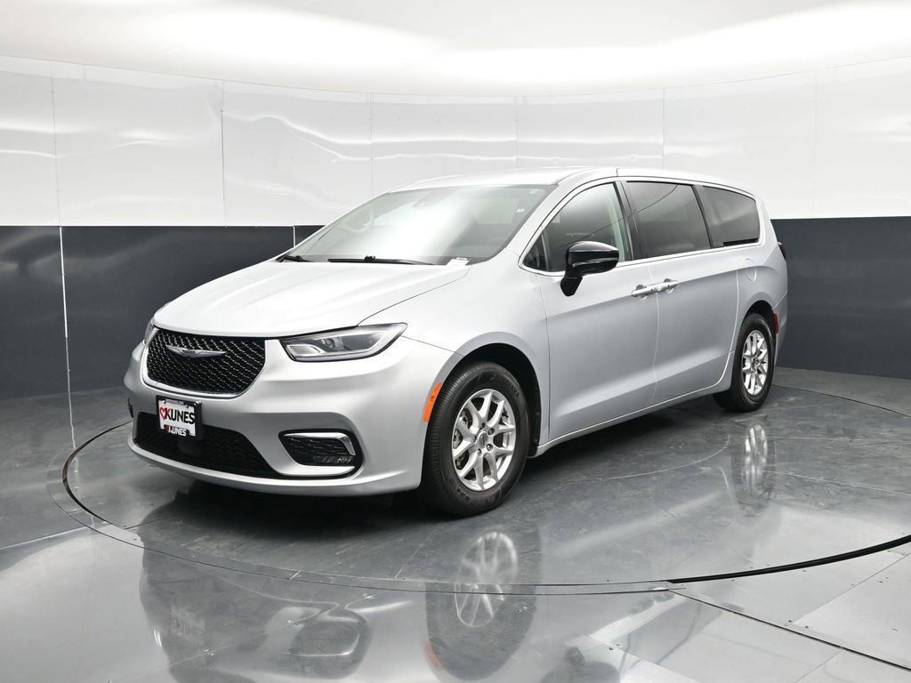 Used 2024 Chrysler Pacifica Touring-L image 5