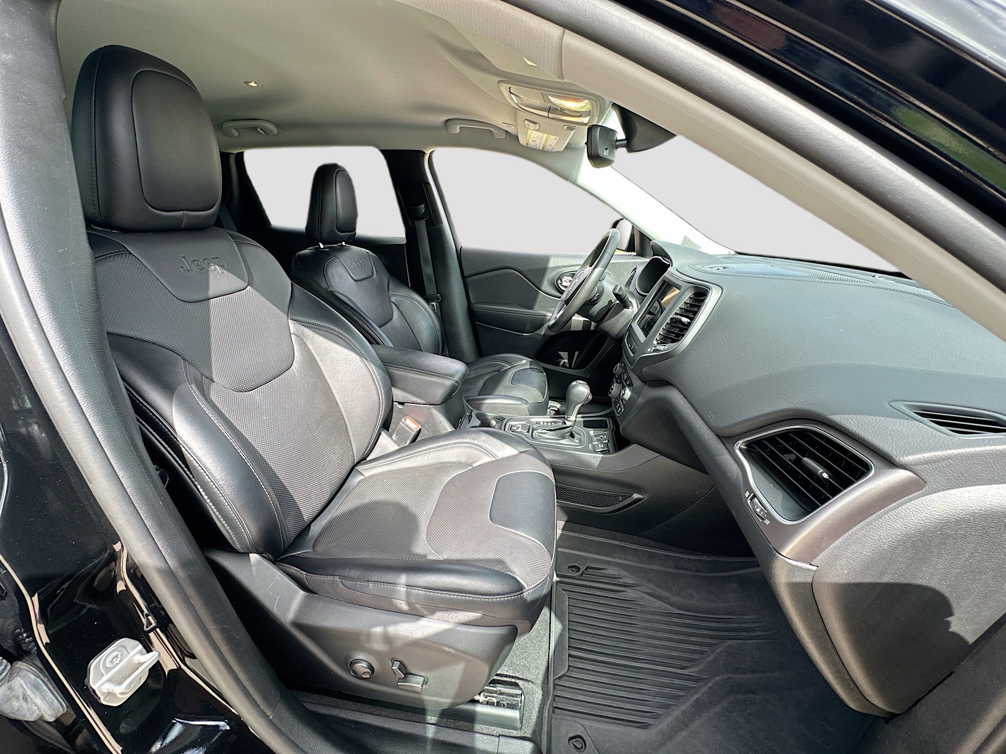 Used 2022 Jeep Cherokee Latitude Lux w/ Mopar Interior Package FWD image 25