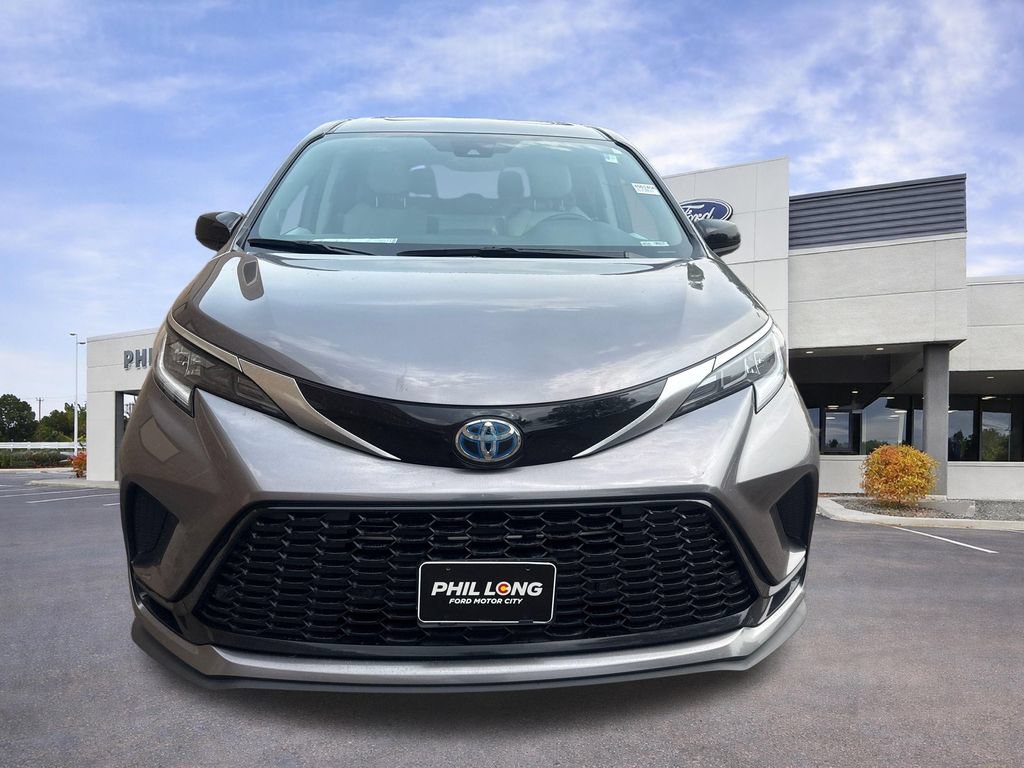 Used 2022 Toyota Sienna XSE w/ XSE Plus Package FWD video 2