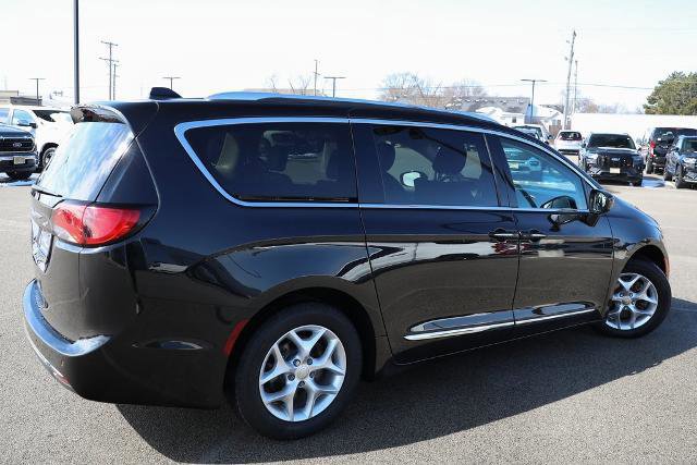 Used 2018 Chrysler Pacifica Touring-L Plus w/ Tire & Wheel Group image 4