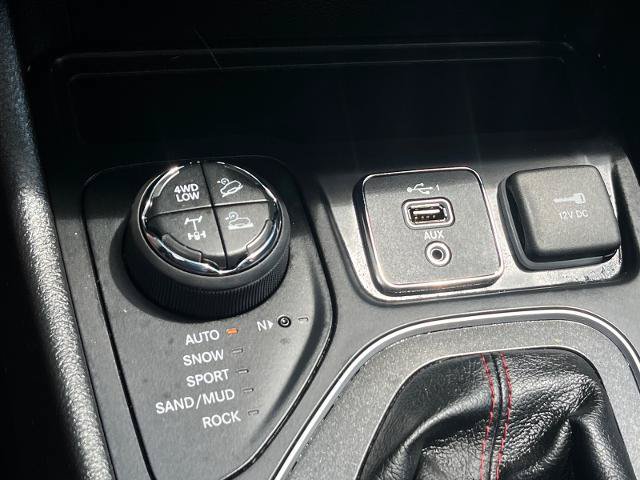 Used 2019 Jeep Cherokee Trailhawk w/ Comfort/Convenience Group AWD/4WD image 15