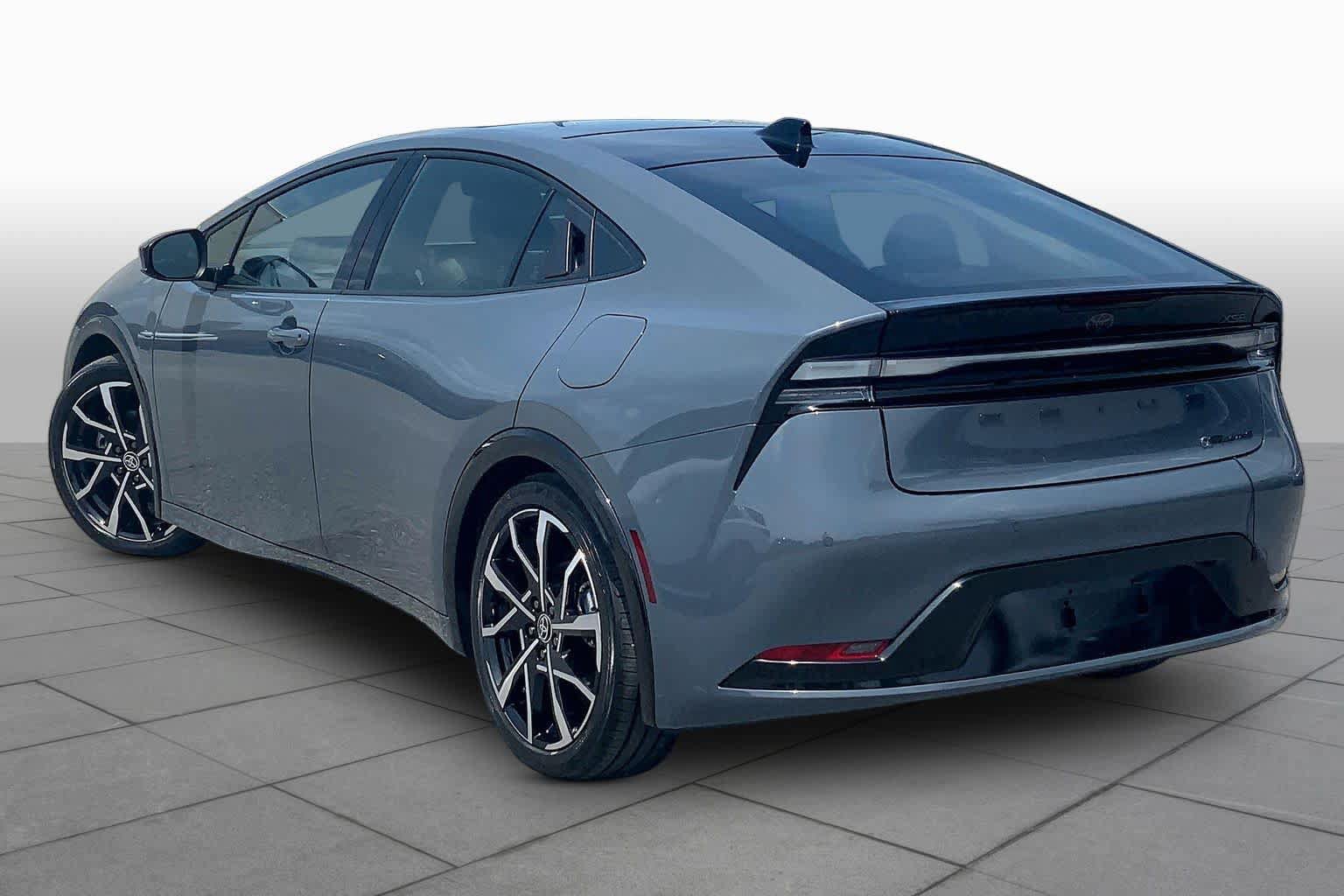 Used 2024 Toyota Prius Prime Premium FWD image 12