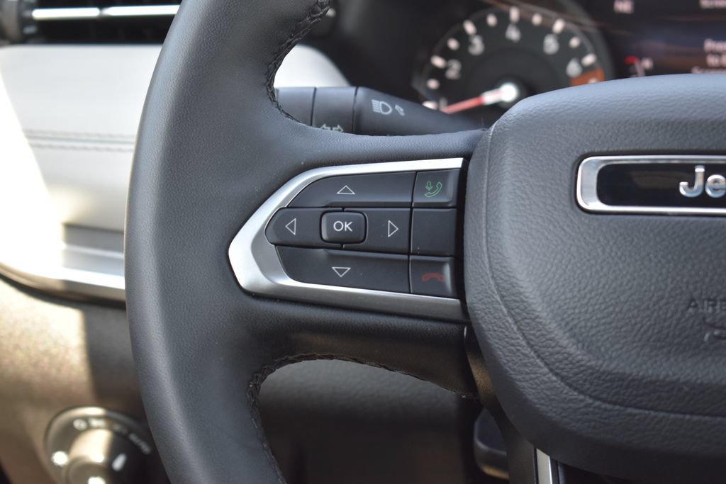 Used 2025 Jeep Compass Limited AWD/4WD image 17