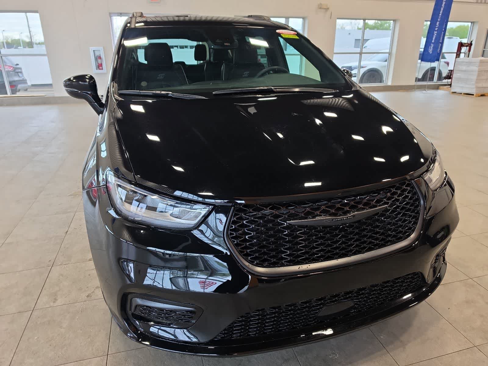 Used 2025 Chrysler Pacifica Limited FWD image 4