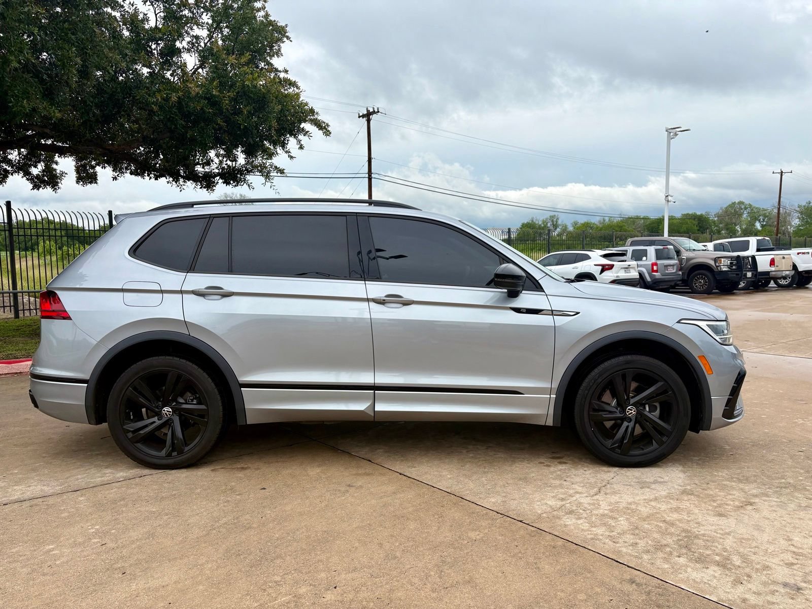 Used 2023 Volkswagen Tiguan SE R-Line FWD image 2
