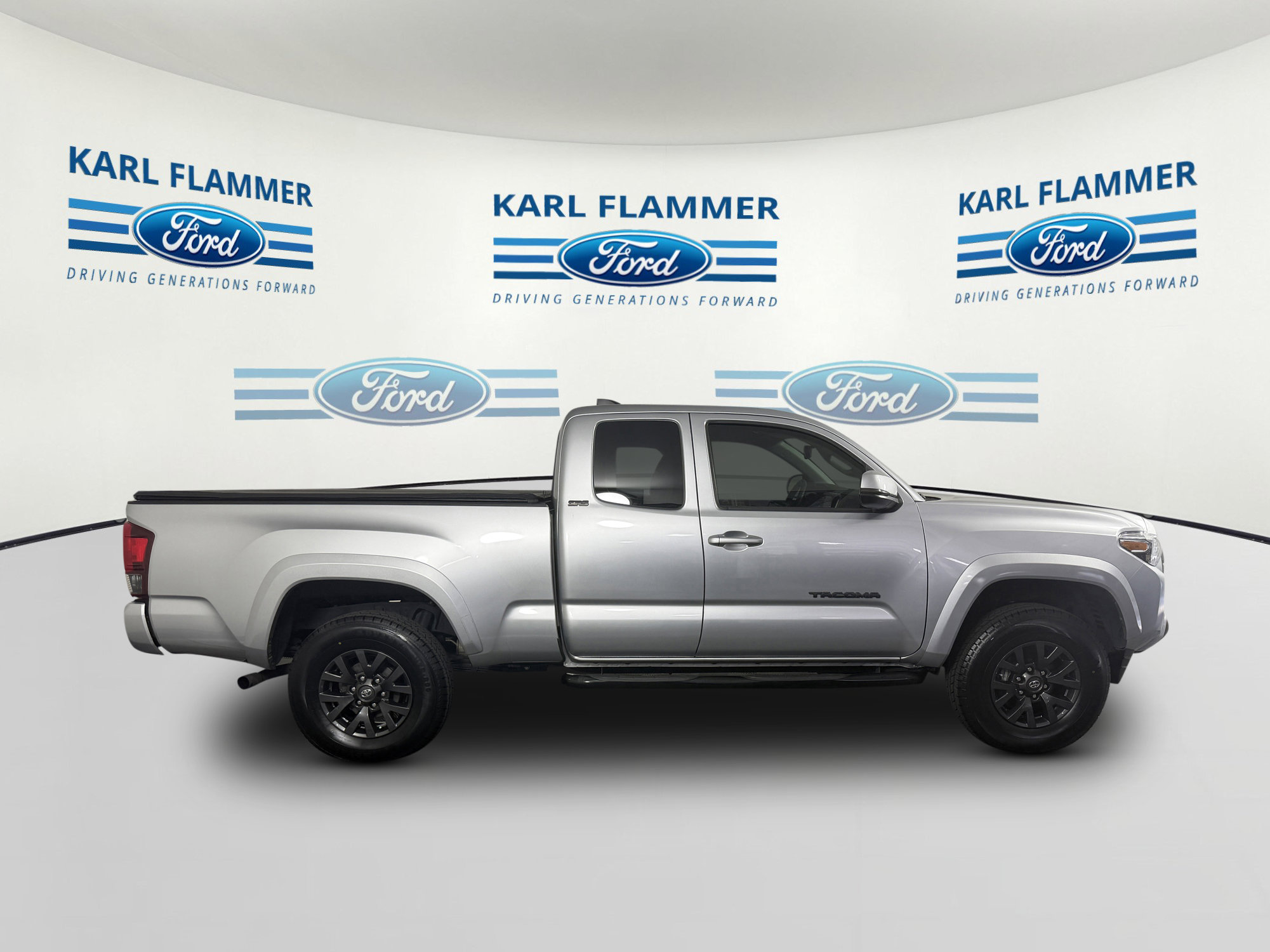 Used 2022 Toyota Tacoma SR5 w/ Technology Package RWD image 2