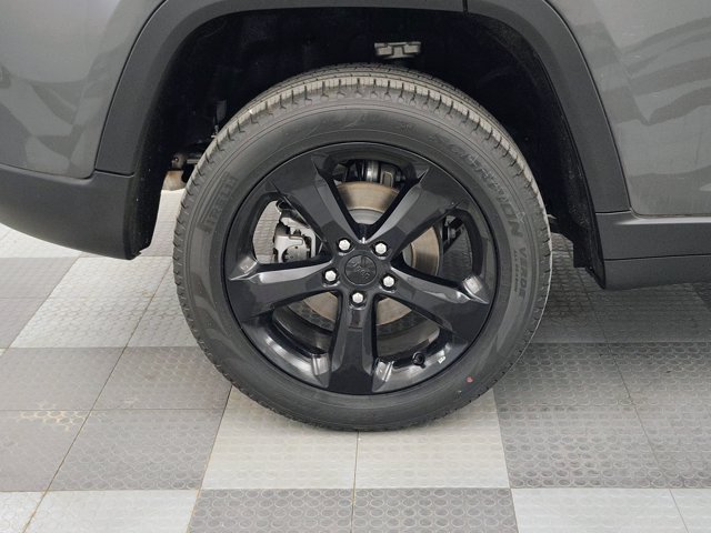 Used 2024 Jeep Grand Cherokee Limited w/ Black Appearance Package AWD/4WD image 13