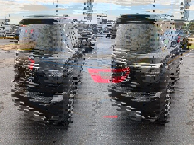 Used 2022 Nissan Armada SV w/ SV Appearance Package image 5