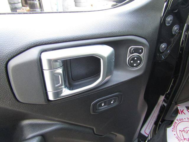 Used 2025 Jeep Wrangler Unlimited Rubicon w/ Convenience Group AWD/4WD image 19