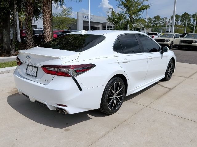 Used 2022 Toyota Camry SE FWD image 5