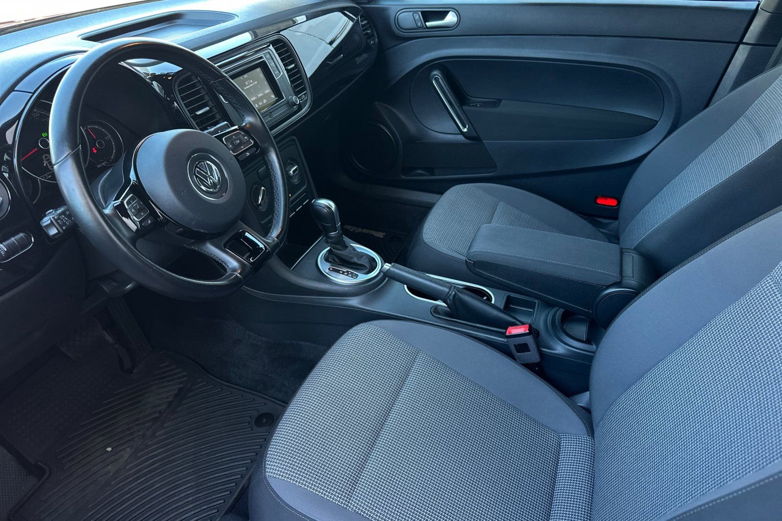 Used 2018 Volkswagen Beetle 2.0T S image 9