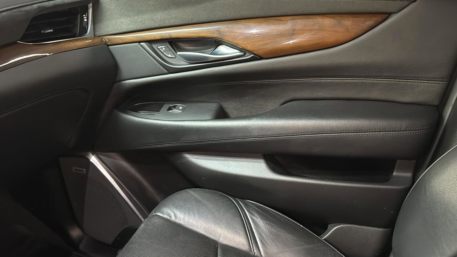 Used 2018 Cadillac Escalade Luxury image 24