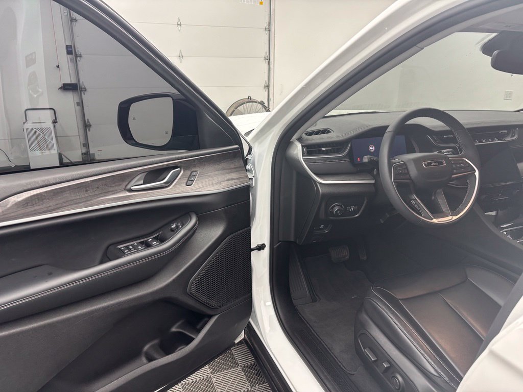 Used 2024 Jeep Grand Cherokee Limited AWD/4WD image 18