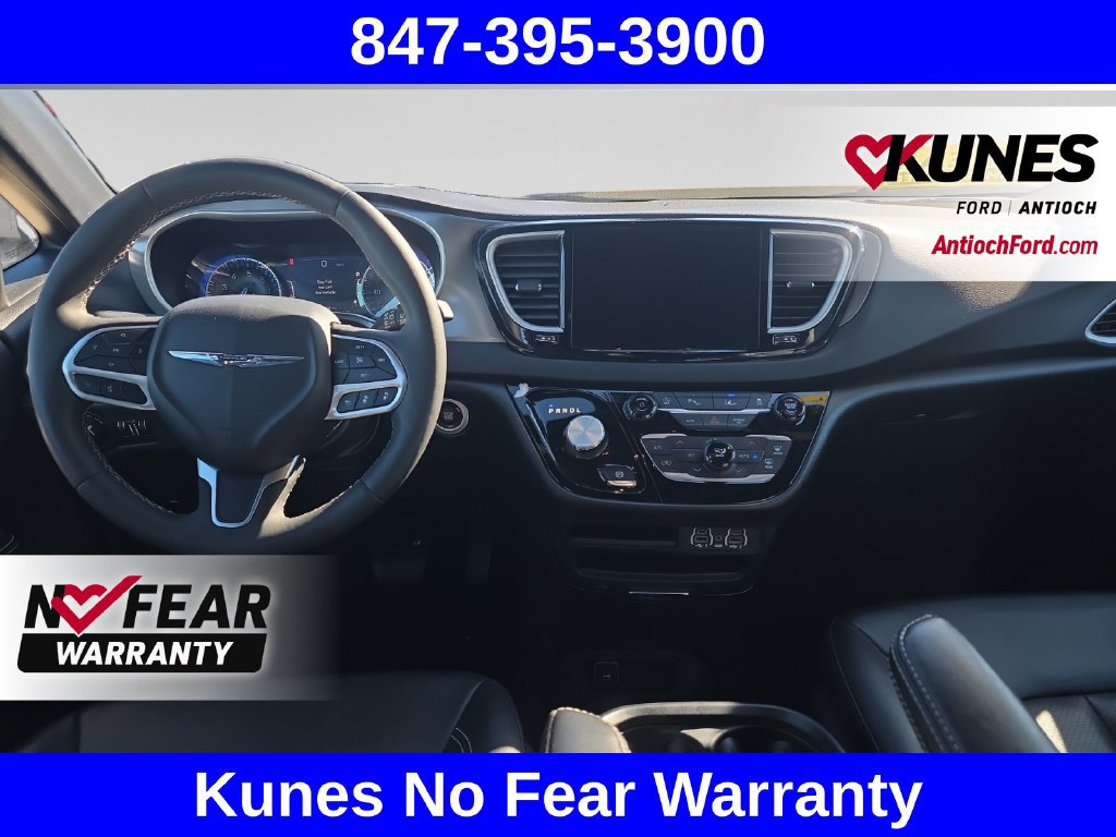 Used 2025 Chrysler Pacifica Select FWD image 25