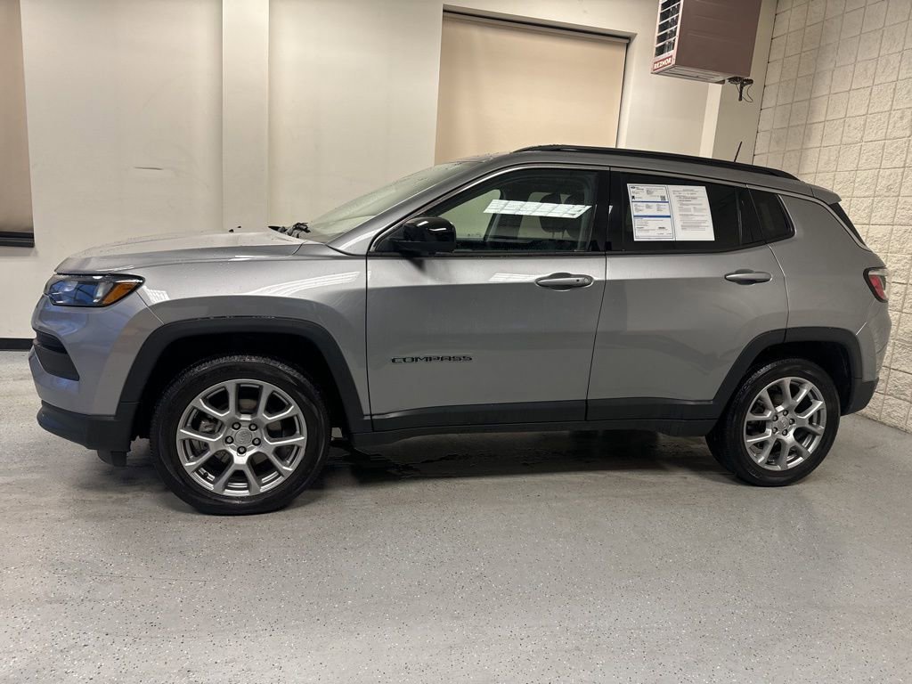 Used 2022 Jeep Compass Latitude image 11