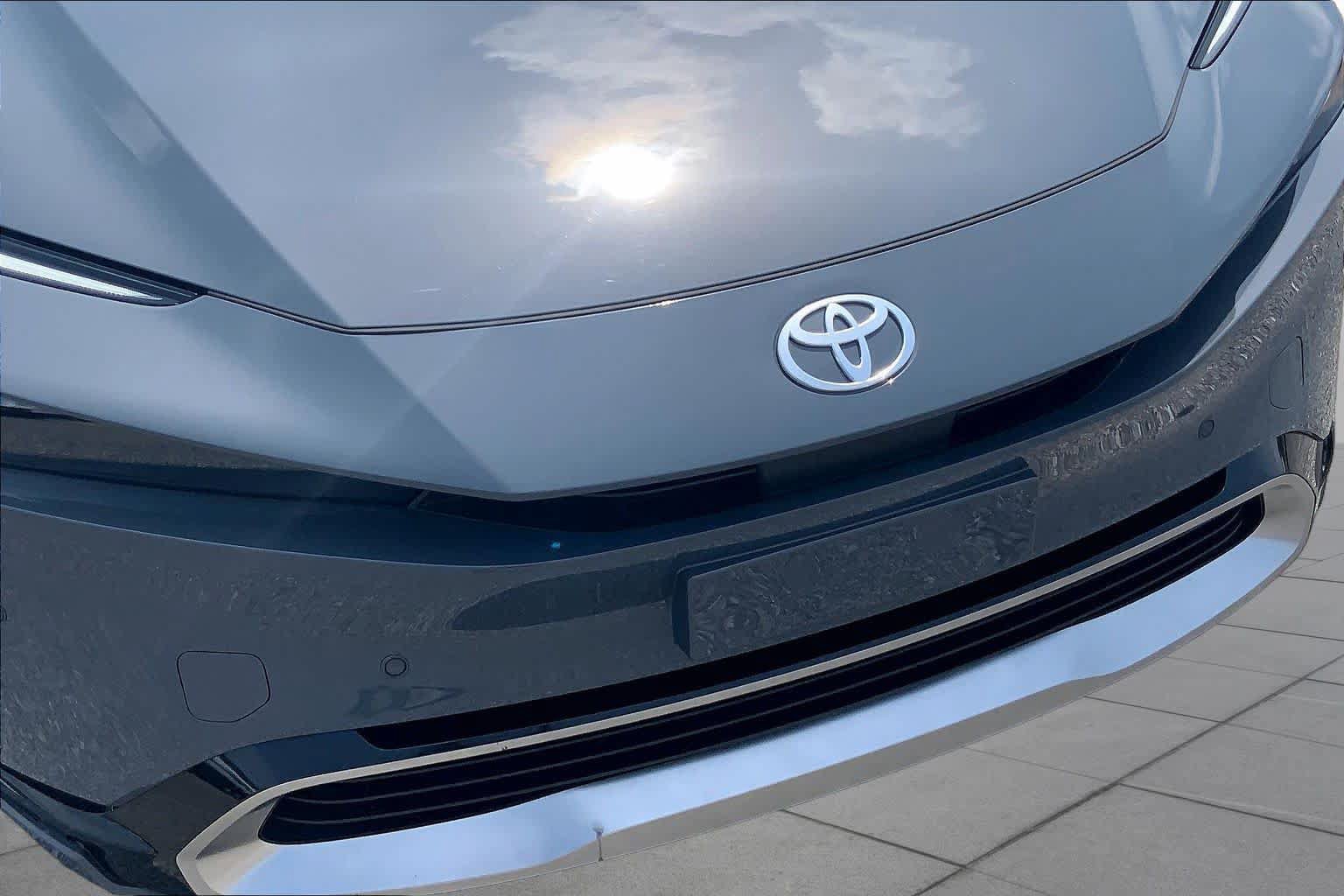 Used 2024 Toyota Prius Prime Premium FWD image 30