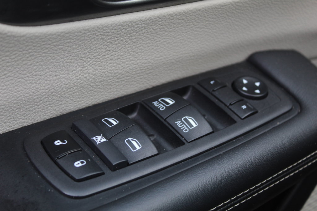 Used 2024 Chrysler Pacifica Touring-L FWD image 27