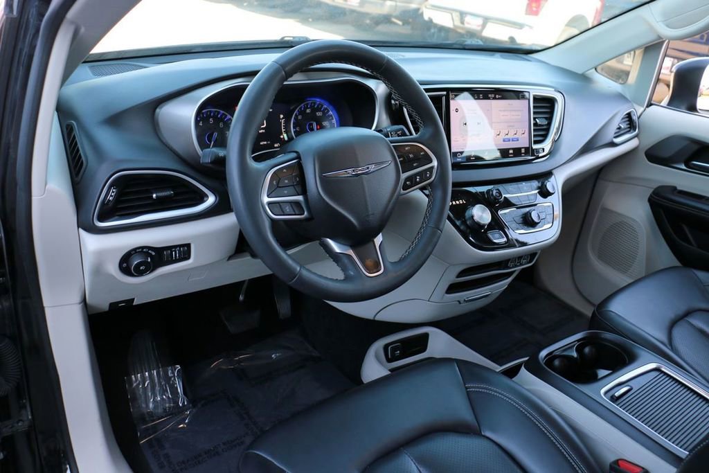 Used 2023 Chrysler Pacifica Touring-L FWD image 16