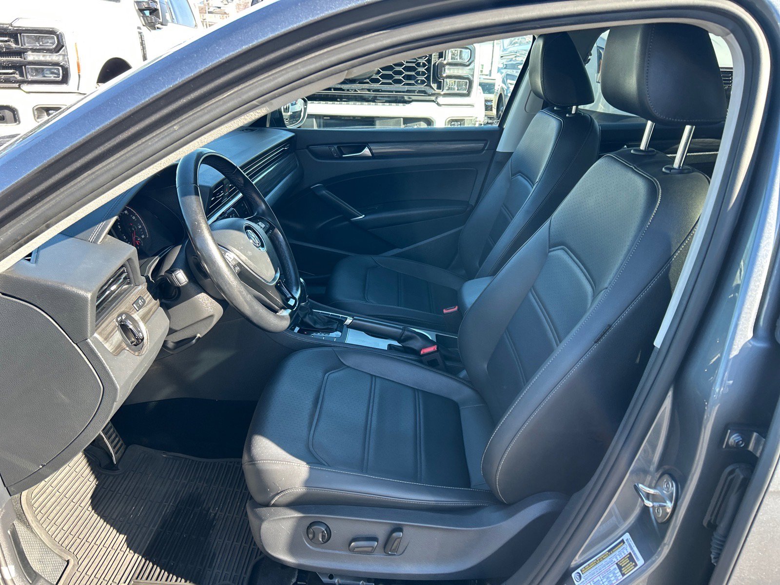 Used 2020 Volkswagen Passat 2.0T R-Line image 9