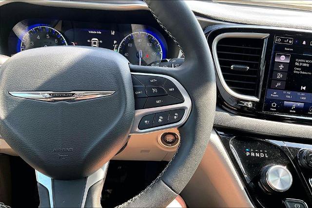 Used 2023 Chrysler Pacifica Touring-L FWD image 18