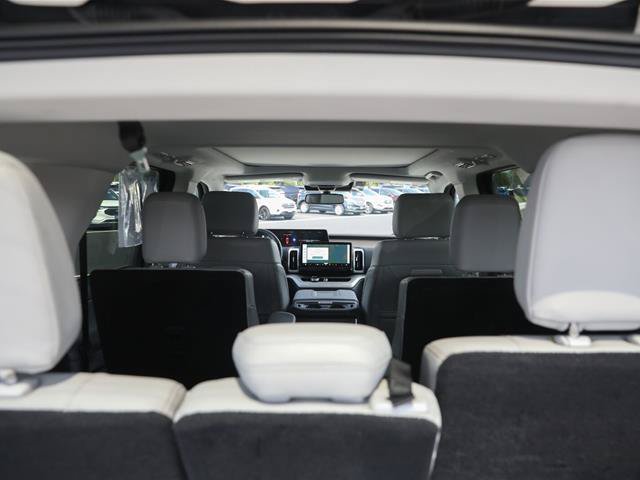 Certified 2025 Ford Expedition Active AWD/4WD image 11