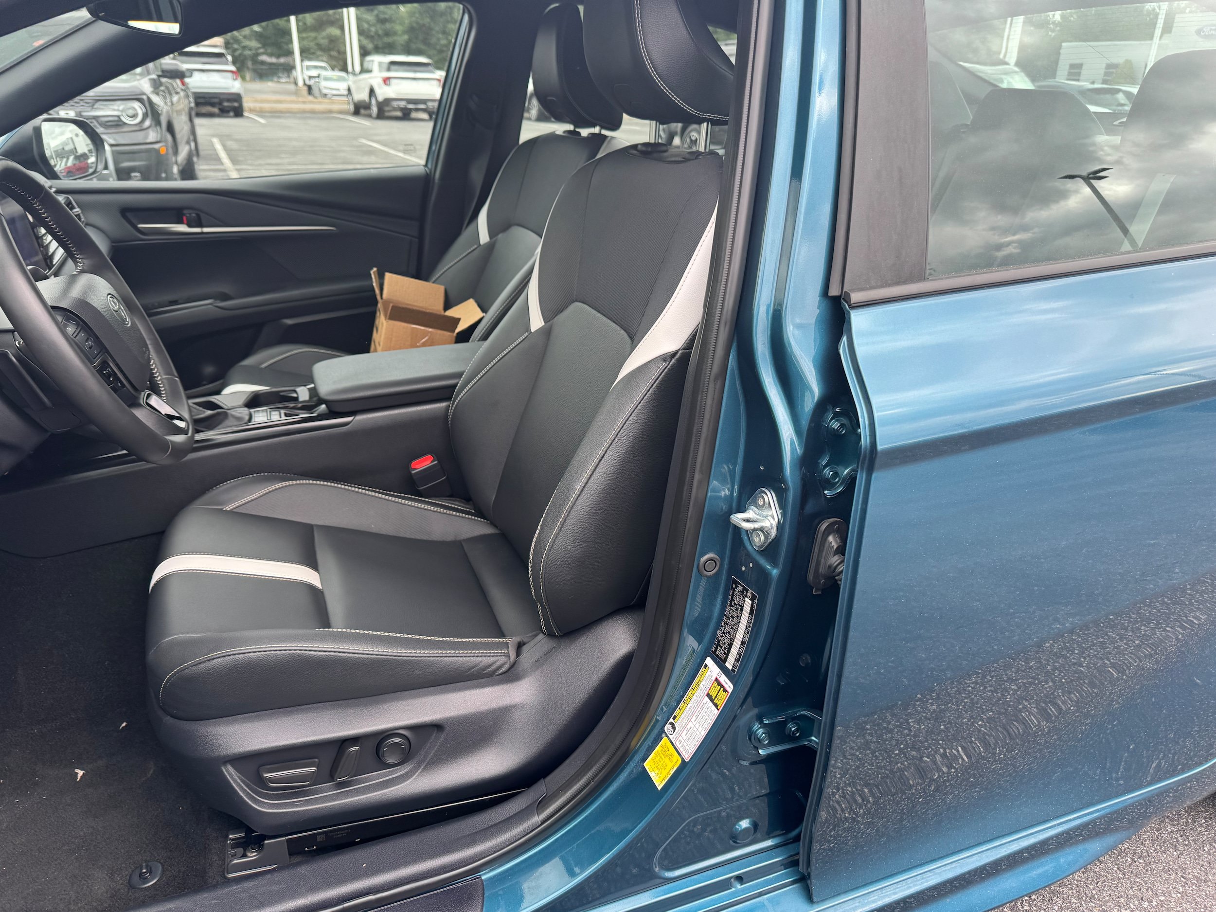 Used 2025 Toyota Camry SE FWD image 8