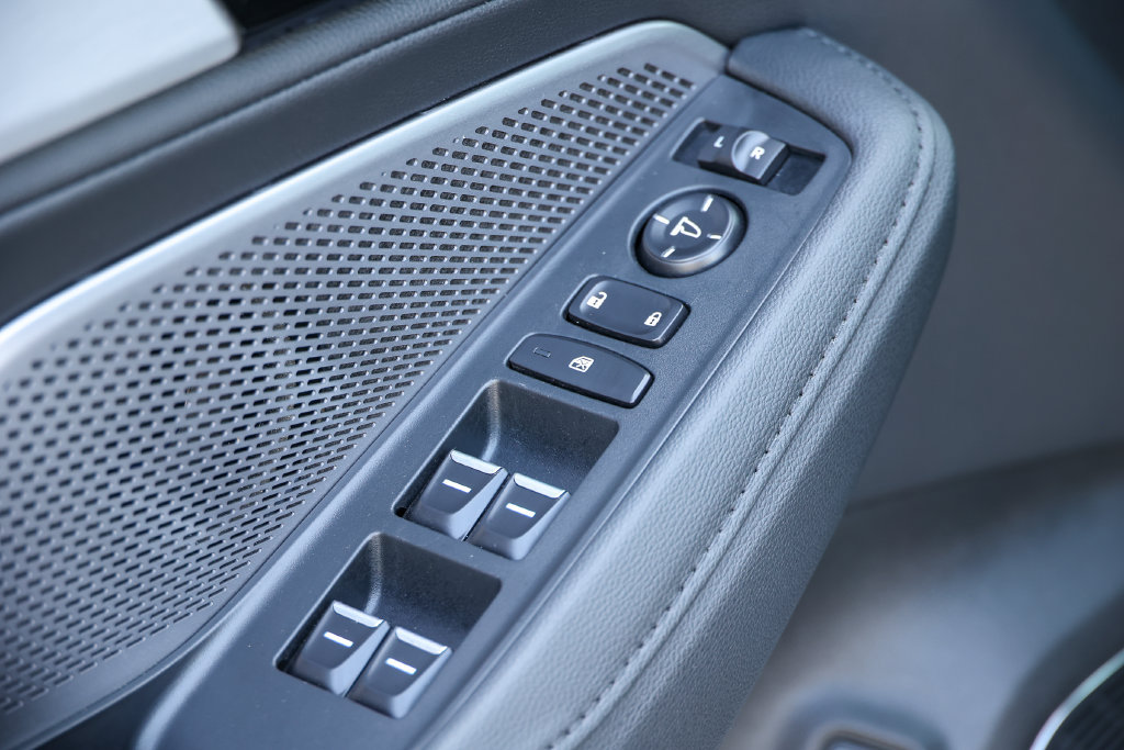 Used 2025 Acura MDX SH-AWD image 6