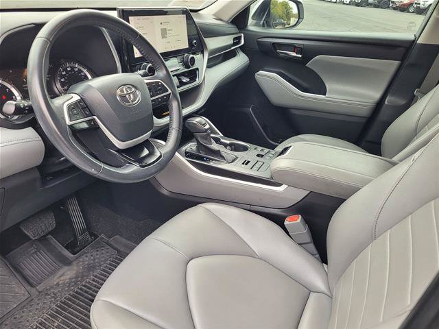 Used 2024 Toyota Highlander XLE AWD/4WD image 12