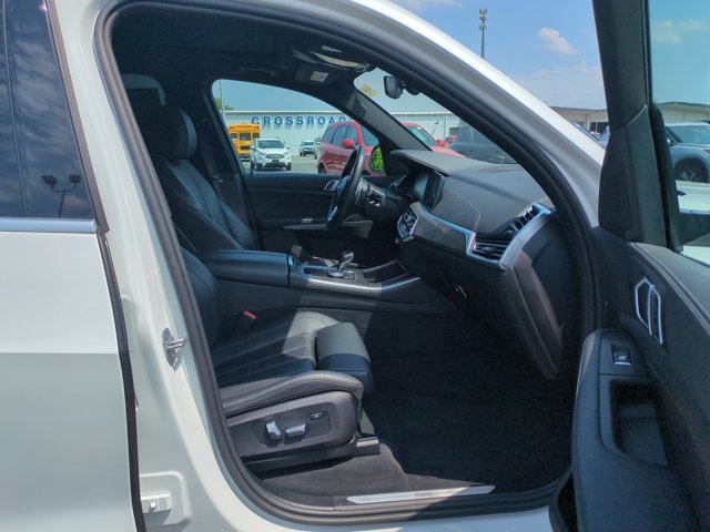 Used 2022 BMW X5 xDrive40i w/ Parking Assistance Package AWD/4WD image 34