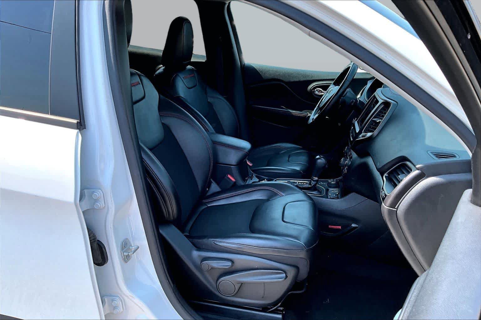 Used 2019 Jeep Cherokee Trailhawk w/ Cold Weather Group AWD/4WD image 11