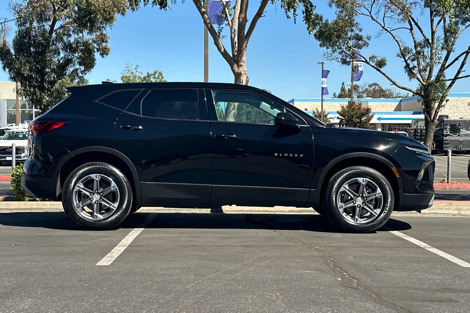 Used 2025 Chevrolet Blazer LT FWD image 9