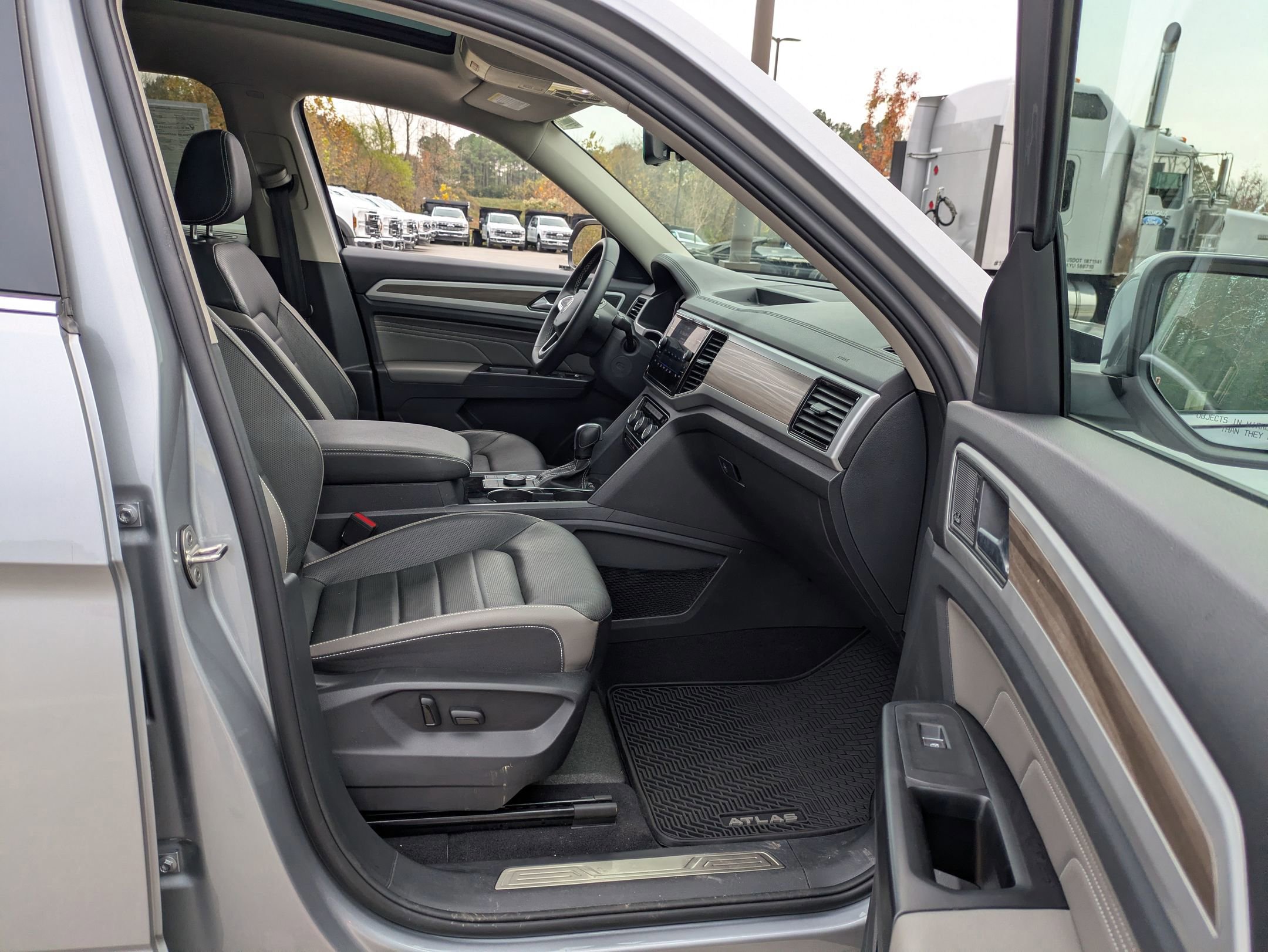 Used 2021 Volkswagen Atlas SEL Premium image 36