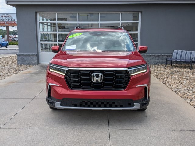 Used 2025 Honda Pilot Touring image 9