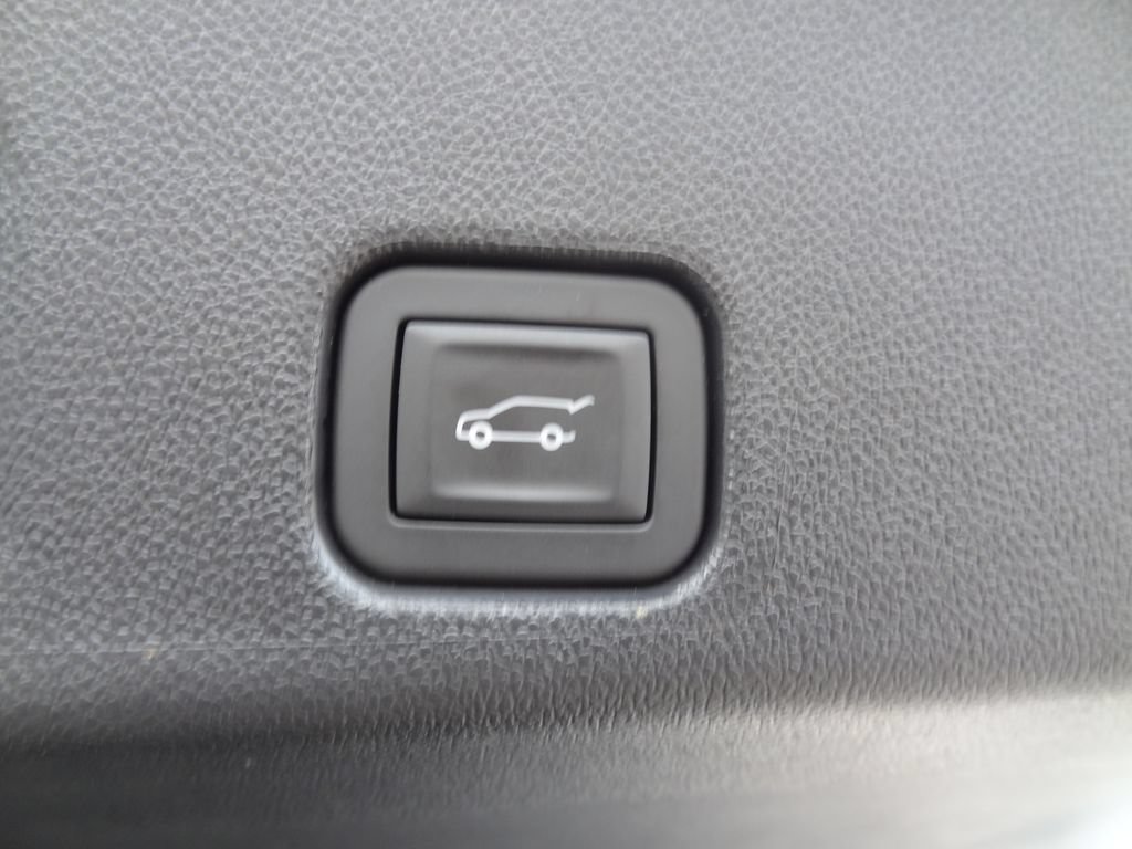 Used 2025 Chevrolet Traverse LT w/ Midnight/Sport Edition AWD/4WD image 11