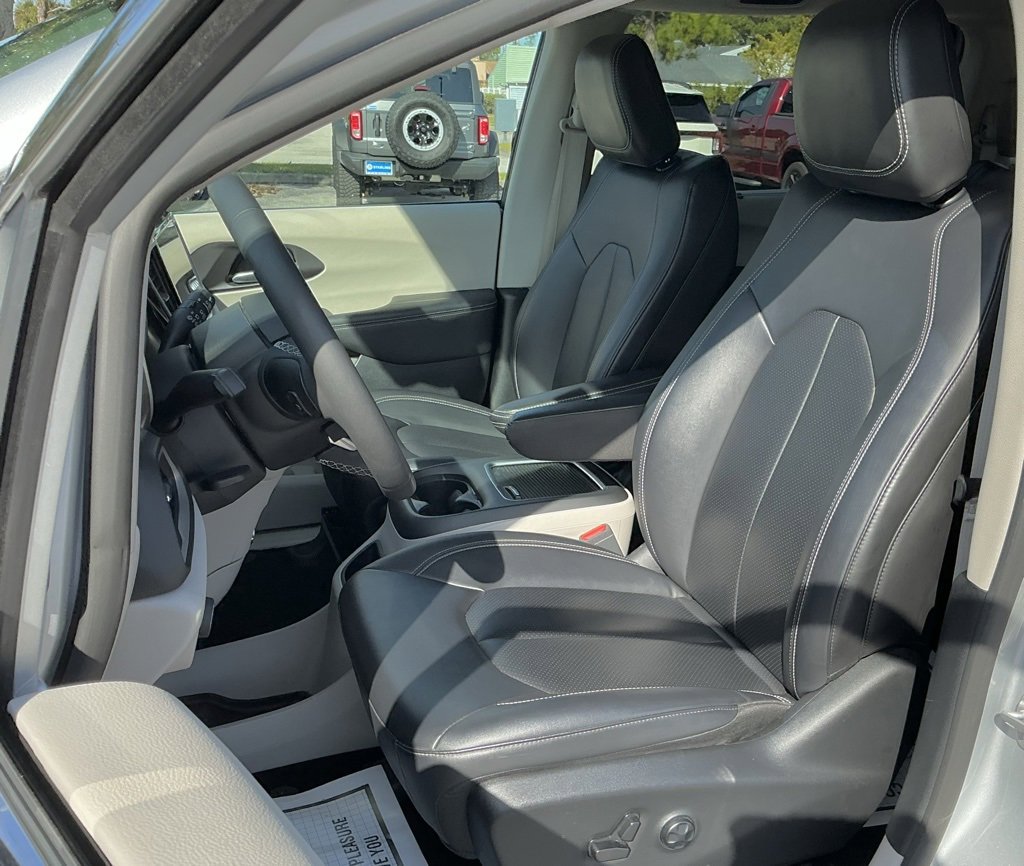 Used 2024 Chrysler Pacifica Touring-L image 28