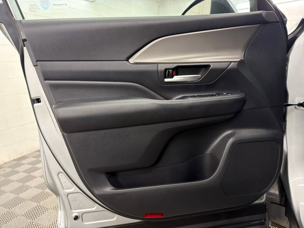 Used 2024 Toyota Grand Highlander image 16