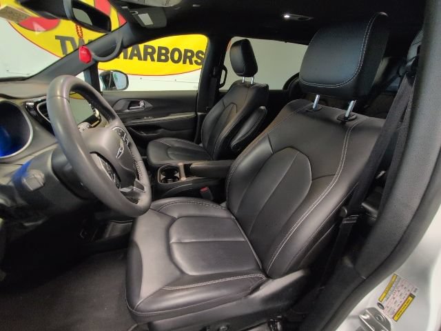 Used 2025 Chrysler Pacifica Select FWD image 11