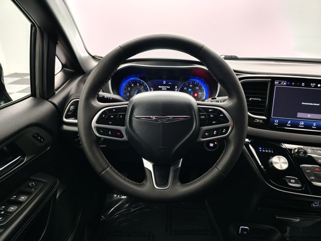 Used 2025 Chrysler Pacifica Select FWD image 34