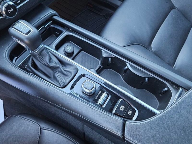 Used 2020 Volvo XC90 T5 Momentum image 23