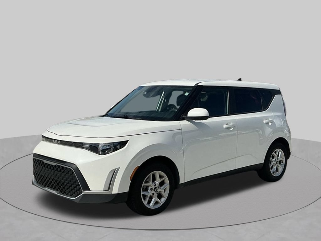 Used 2025 Kia Soul LX w/ LX Technology Package FWD image 2