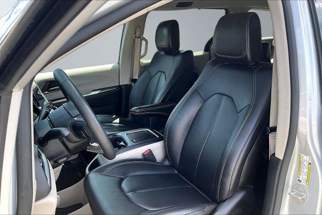 Used 2024 Chrysler Pacifica Touring-L FWD image 25