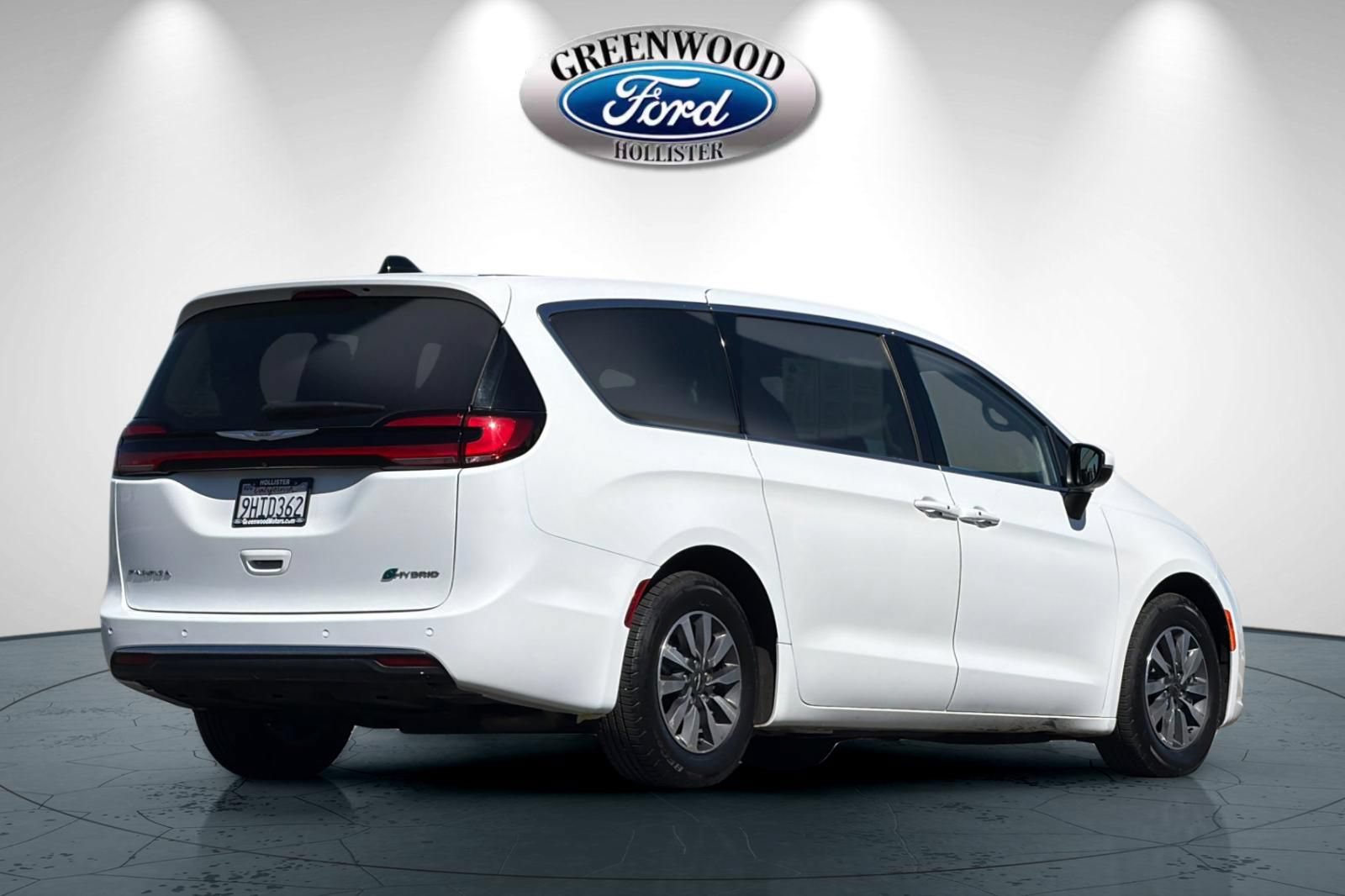Used 2023 Chrysler Pacifica Touring-L FWD image 4