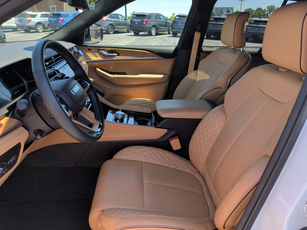 Used 2023 Jeep Grand Cherokee Summit AWD/4WD image 4