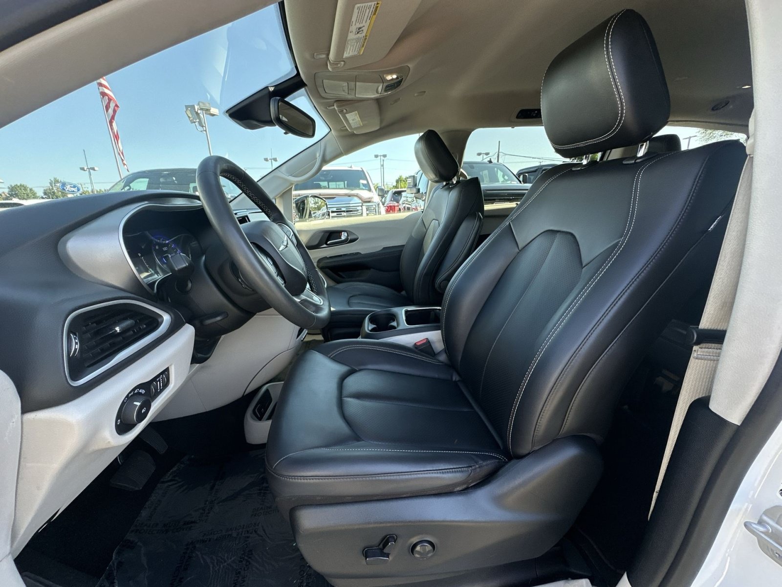 Used 2024 Chrysler Pacifica Touring-L FWD image 21