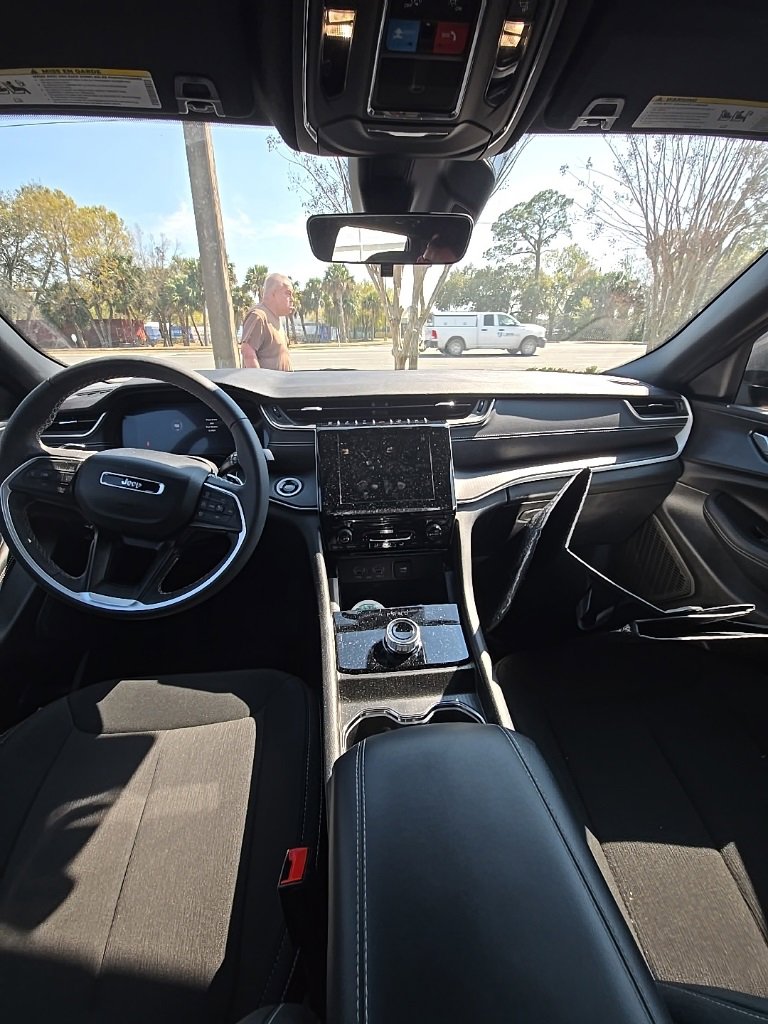 Used 2025 Jeep Grand Cherokee Laredo w/ Trailer Tow Package image 10