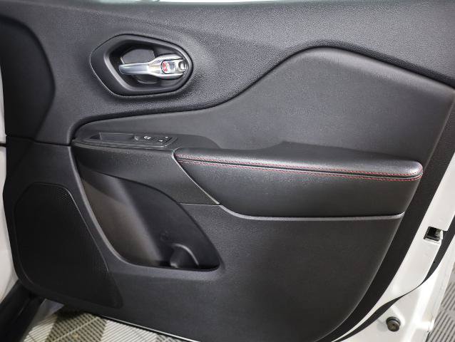 Used 2021 Jeep Cherokee Trailhawk AWD/4WD image 31