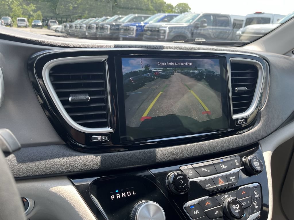 Used 2023 Chrysler Pacifica Touring-L FWD image 10