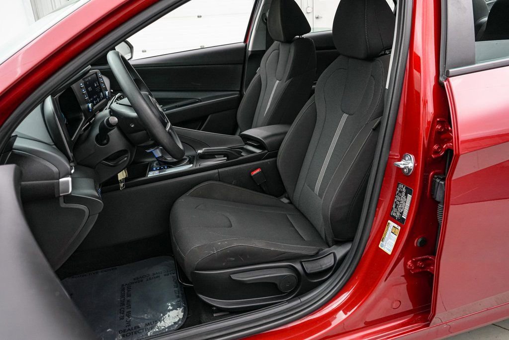Used 2025 Hyundai Elantra SE image 11