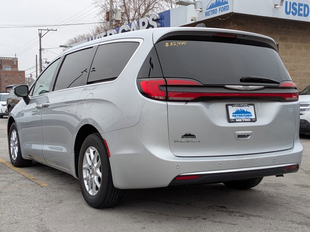 Used 2023 Chrysler Pacifica Touring-L FWD image 6